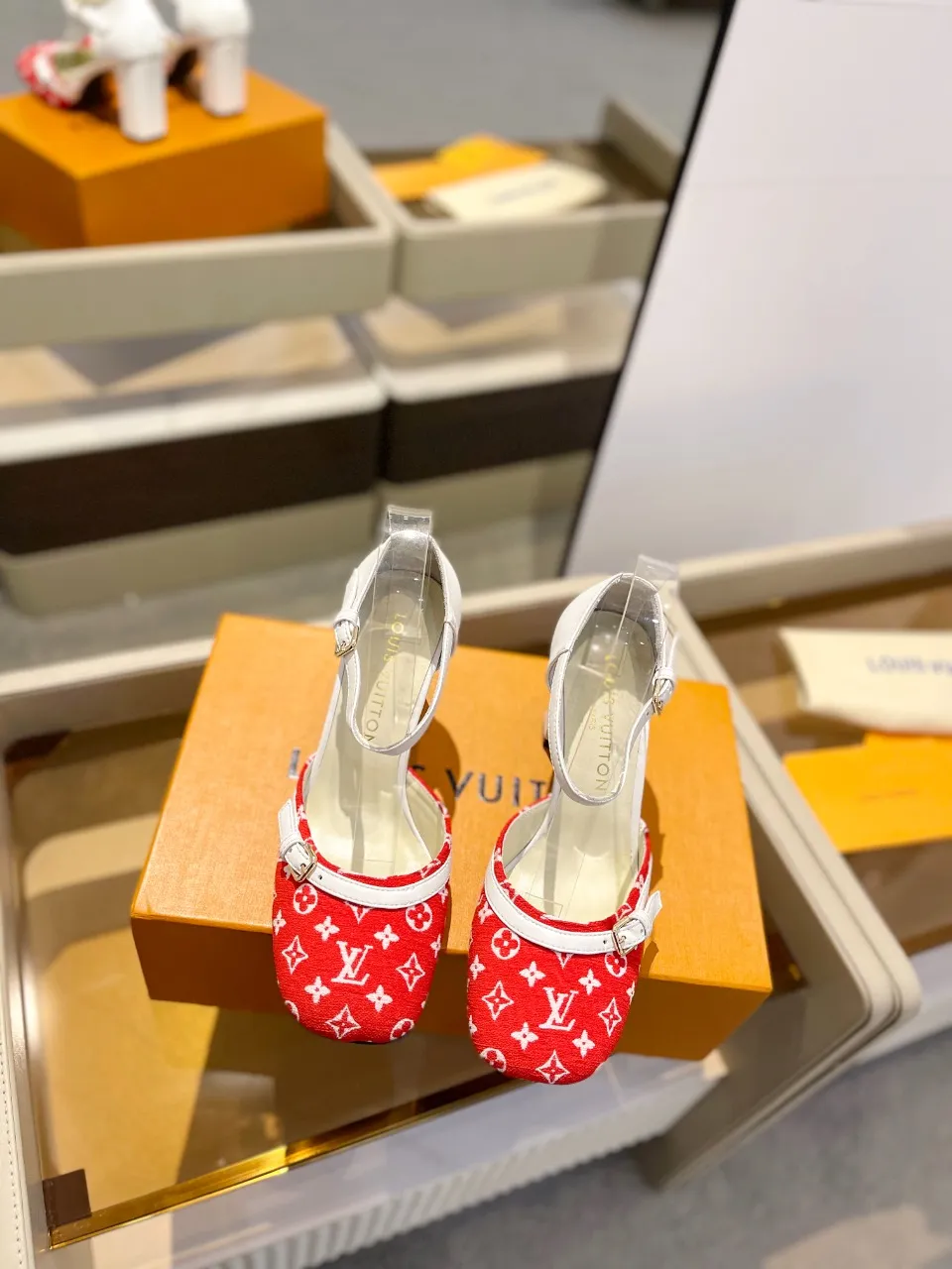 👟👟Ex-factory price 640👟👟 2024 latest L✔ The latest catwalk style slippers from L✔ Home counters, official website series updated simultaneously, perfect last + LV new element button design, full of femininity, noble temperament, original reverse mold last, ultimate 1:1 shape, high-end quality, imported high-end fabrics showing exquisite texture! Fabric: LV denim Lining: high-quality soft sheepskin lining Feet: imported goatskin Customized A-grade high-density private mold outsole, luxurious packaging! 8 cm thick heel Size: 34-42, (34, 40, 41, 42 customizations are non-refundable)